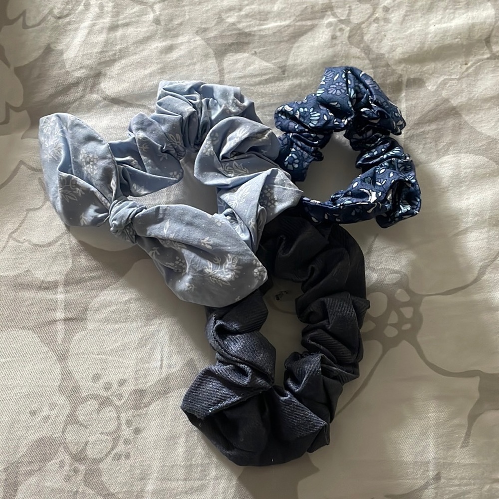 American Eagle scrunchies